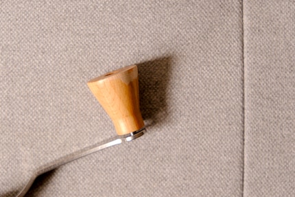 La manivelle en bois, déjà trop petite, est encombrante et mal revêtue.