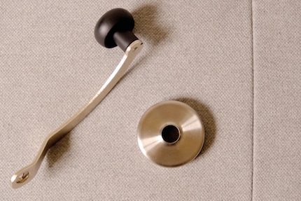 La poignée et le couvercle ne tiennent pas ensemble.