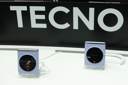 The Phantom 5 in eye-catching purple - unfortunately only coming to Europe for the MWC.