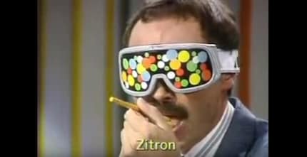 Schräge Brillen, die den Kandidaten das Schummeln unmöglich machen sollten, gab es bei «Wetten, dass..?». Ich meine mich aber zu erinnern, dass ausgerechnet diese Brille nicht ganz dicht war …