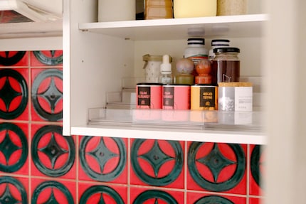 Il piccolo ma miracoloso accessorio di stoccaggio della serie «Linus» di iDesign aiuta a organizzare spezie, barattoli di vitamine e flaconi di medicinali in maniera ordinata.
