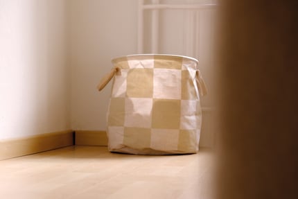 Il motivo a scacchi rende la cesta «Chess» particolarmente bella da vedere.