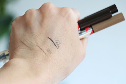 Avec le crayon « Build-a-Brow », vous pouvez obtenir des traits plus ou moins larges.