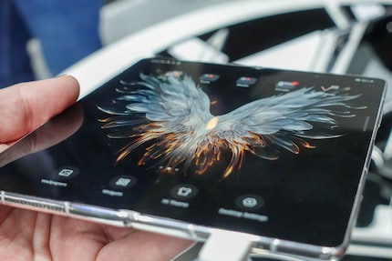 No crease can be seen with the naked eye on this folding prototype.