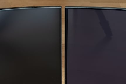The AW3225QF (right) looks less black in bright surroundings than a WOLED panel (left).