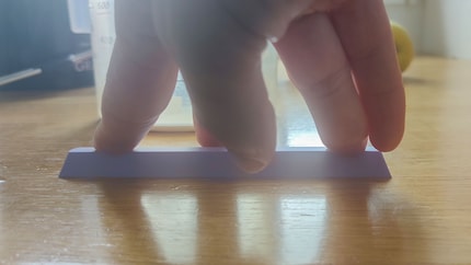 I press the hot and therefore flexible key cap down on both sides.