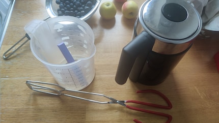 I prepare three things: a container with the keycap in it, hot water and a tool so I don’t burn myself when I take the keycap out.