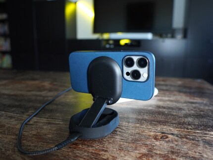 Les chargeurs Qi2 sont équipés d’aimants normalisés qui maintiennent le smartphone en place.