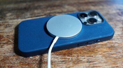 Les aimants garantissent le positionnement optimal du smartphone pour le chargement sans fil normal.