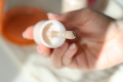 Catrice’s Soft Glam Filter comes with a screw cap including a doe-foot applicator.