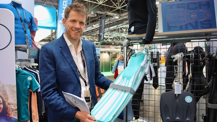 Co-directeur de Fourth Element, Jim Standing, avec les palmes en plastique recyclé lors du salon « Boot » à Düsseldorf.