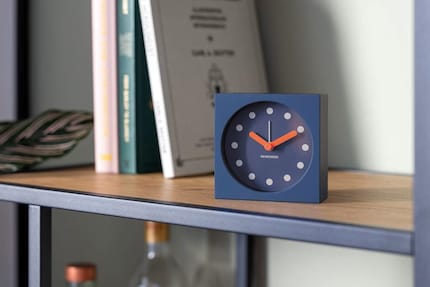 Ce réveil mise sur le color blocking.