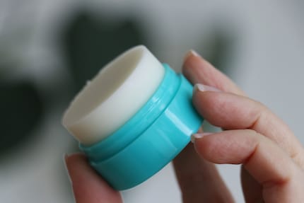 The wax doesn’t feel sticky on my skin.