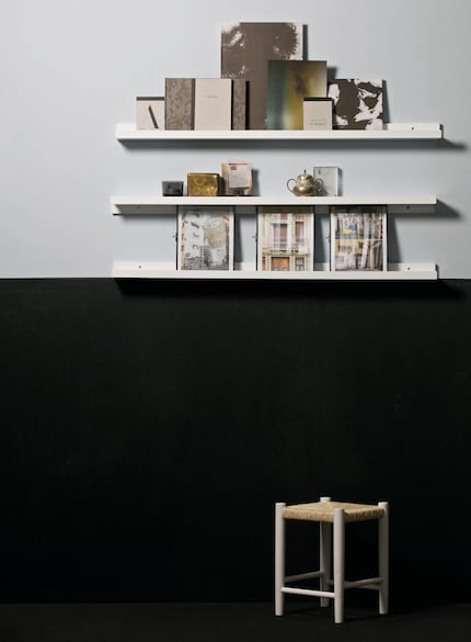 Coole Idee: Eine zweite Wandfarbe direkt unter den Bilderleisten unterstreicht die Wanddekoration.