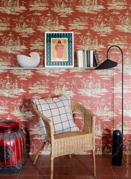 Simple Designs machen auch vor Tapeten mit Mustern eine gute Figur.