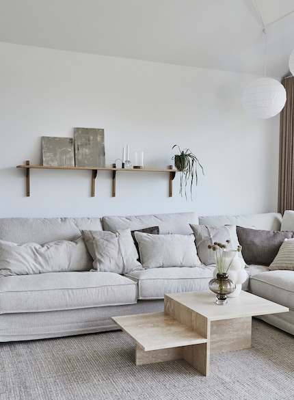 Hier bildet das Regal den Rahmen für die Kunstwerke.