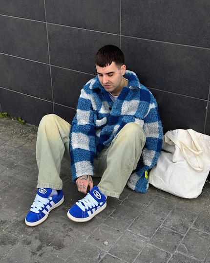 Aritz Larraz also clearly loves the aesthetics of the early noughties.