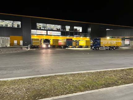 Nachts treffen sich am Zentrallager von Digitec Galaxus in Wohlen Lastwagen von Post und Planzer.