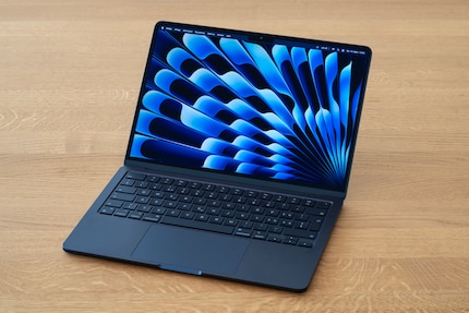 The small MacBook Air weighs just 1.24 kilogrammes. The large one tips the scales at 1.51 kilogrammes.