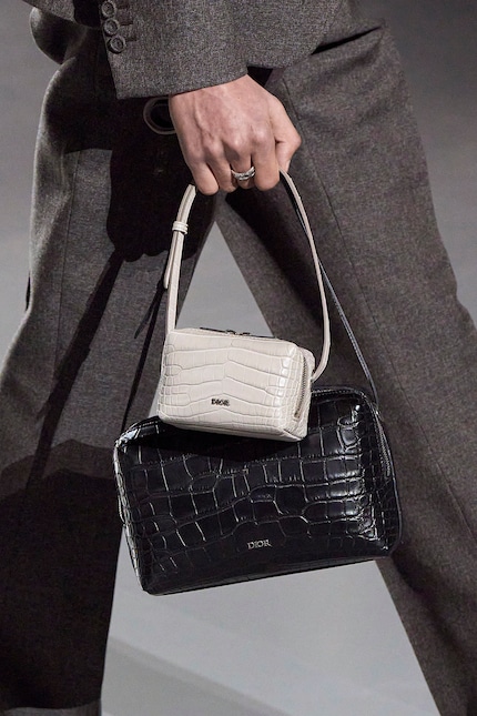 Dior le sait : le bag laying est aussi de mise dans la mode masculine.