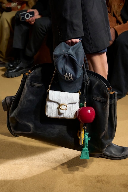 Capuchon, petit sac, grand sac - le mannequin coach a du pain sur la planche.