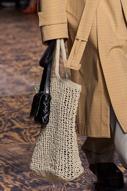 Un mélange de textures captivant : le crochet rencontre le tressage chez Bottega Veneta.