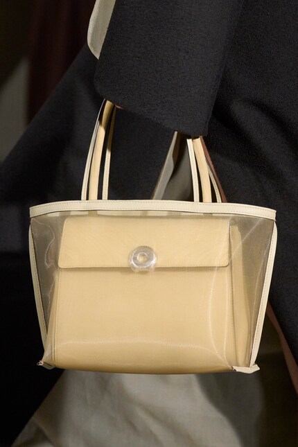 La transparence du tissu de la poche extérieure crée ici un effet intéressant chez Tory Burch. 