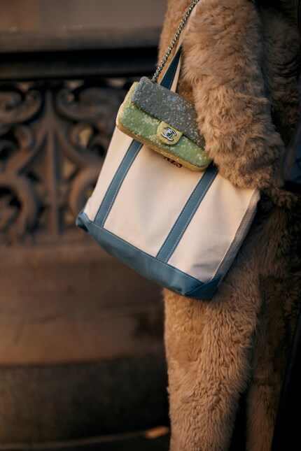 La pochette scintillante rencontre le sac décontracté.