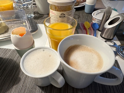 Milchschaum aus Hafermilch: Babyccino und Cappuccino auf dem Zmorge-Tisch.