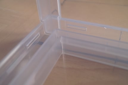 Die sechs Bauteile einer Kiste werden einfach ineinander geklickt.