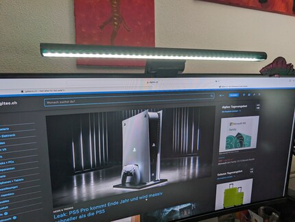Une lampe de moniteur éclaire le bureau par le haut, sans se réfléchir sur l’écran ni éblouir.