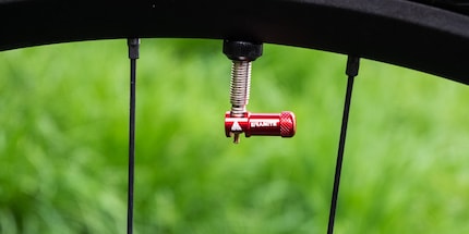 Der «Juicy Nipple» von Granite ist Deckel und Ventilschlüssel in einem.