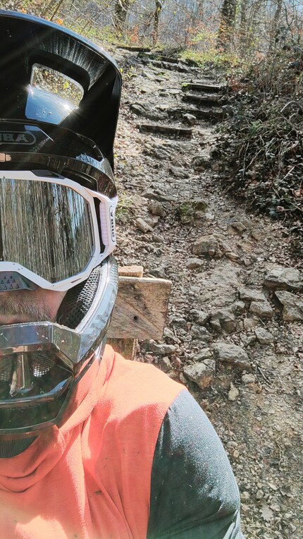 Nei tratti più impegnativi come questo, soprattutto se così umidi, mi sento ancora molto insicuro, tanto da dover scendere e proseguire a piedi spingendo la bici.