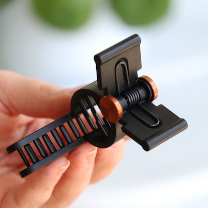 A prima vista, la «Wide Hair Clip» sembra una classica molletta.