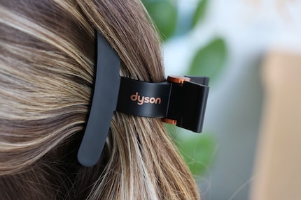 Attualmente uso continuamente la «Wide Hair Clip» di Dyson.