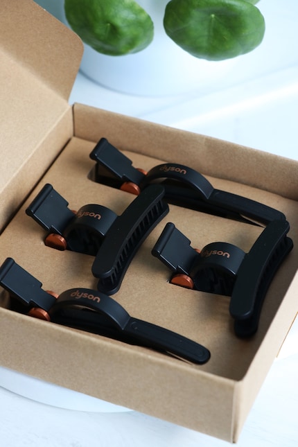 Il set di 4 clip di Dyson contiene due tipi di mollette: la «Wide Hair Clip» e la «Croc Clip».