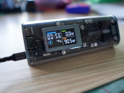 Die Zeitangabe für das Laden der Powerbank stimmt ziemlich genau.