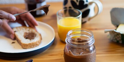 Ne vous laissez pas abuser par la photo. Plus le temps passe, plus la pâte à tartiner devient dure. À tel point qu’elle déchire le pain quand on veut l’étaler.