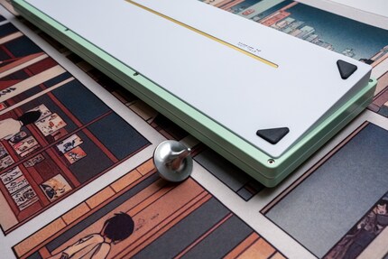 Sul retro della Wind X, il peso interno in ottone è visibile attraverso una fessura nell'alloggiamento.