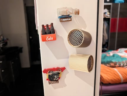 Die Lautsprecher lassen sich magnetisch befestigen, zum Beispiel am Türrahmen aus Metall.