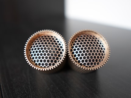 Am besten tönen die Lautsprecher, wenn du sie direkt auf dich ausrichtest.