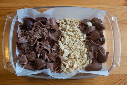To make the different colours more visible after mixing, I place the white chocolate between the milk and dark chocolate.