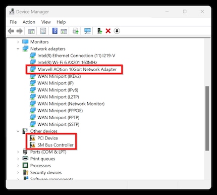 Dans le gestionnaire de périphériques, les périphériques non détectés sont signalés par un point d’exclamation. En haut, vous pouvez voir la carte réseau qui vient d’être installée avec succès par Windows Update, surlignée en rouge.