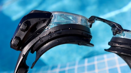 Das kleine elektronische Gehirn der Brille gibt dir Echtzeit-Feedback beim Schwimmen.