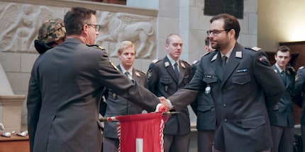 Oberleutnant Luka Popadić (rechts) wird gerade zum Hauptmann befördert.