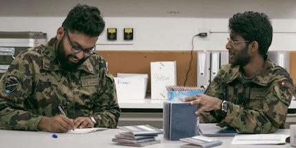 Hauptmann Thuruban Thuchchathanan (links) beim Abfüllen der Soldsäckchen mit seinem Gefreiten.