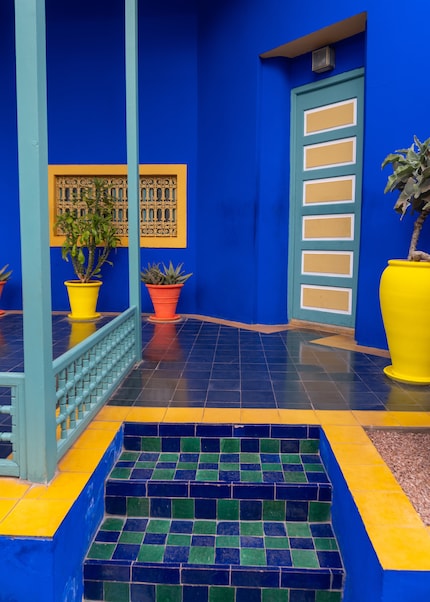 The key to a unified garden image is the repetition of a few, selected colours.