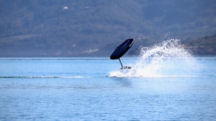 Il foil board a motore fornisce una notevole spinta. Ecco perché i caschi e i giubbotti antiurto sono importanti.