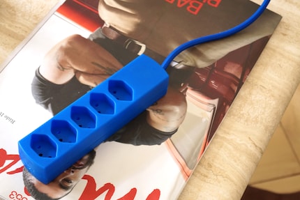 Der blaue Mehrfachstecker darf auch nach Feierabend mal liegen bleiben.