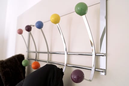 Kein Bohren nötig: «William» wird einfach über die Tür gehängt.